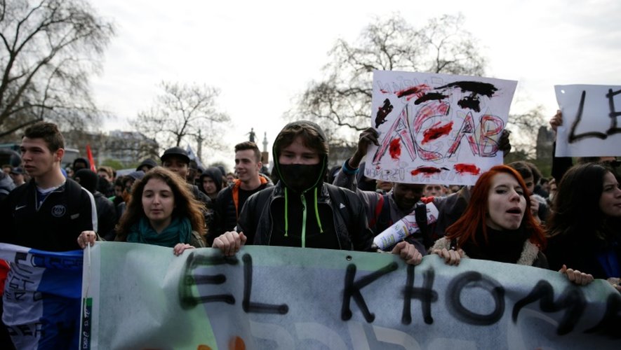 Des jeunes rassemblés le 5 avril 2016 place de la Nation à Paris pour protester contre la loi travail