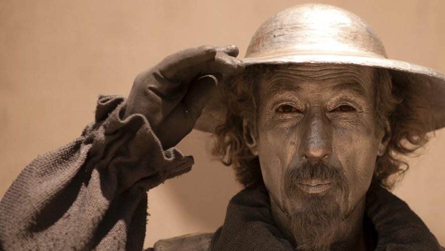 Un artiste de rue en costume de Don Quichotte, le 17 juin 2013 à Malaga en Espagne