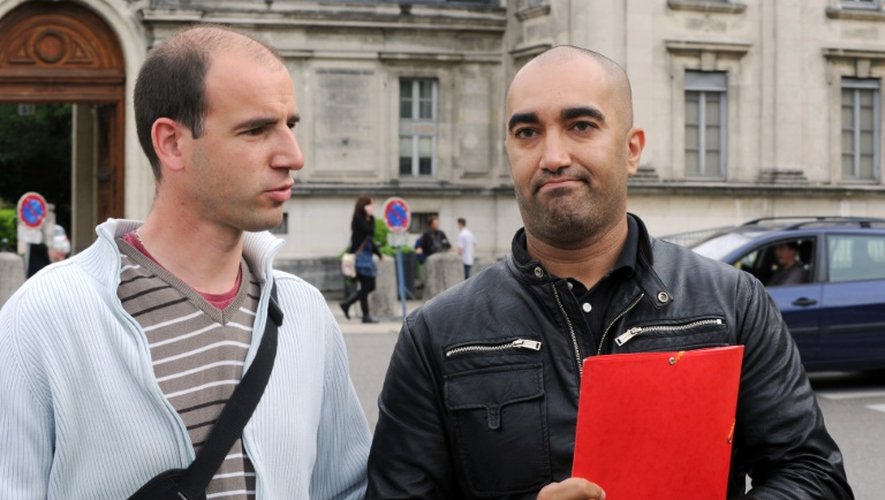 Marcel et Nidal, parents de victimes de l'ex-directeur d'école de Villefontaine, le 4 mai 2015 devant la préfecture de Grenoble