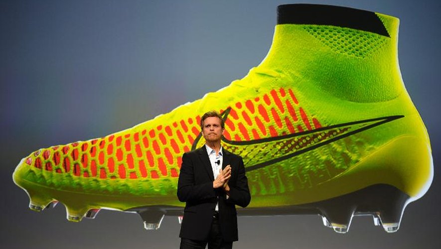 Le président de Nike Mark Parker présentant la nouvelle chaussure de football "Magista" le 6 mars 2014 à Barcelone
