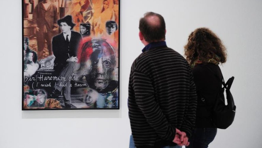 Des visiteurs regardent l'oeuvre du peintre turc Bedri Baykam "Le harem d'Avignon a cent ans", le 7 mars 2014 au musée Picasso à Barcelone