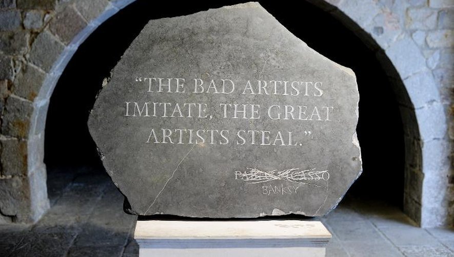 Sculpture de l'artiste Bansky reprenant une citation de Picasso "Les mauvais artistes copient, les grands artistes volent", le 7 mars 2014 au musée Picasso de Barcelone