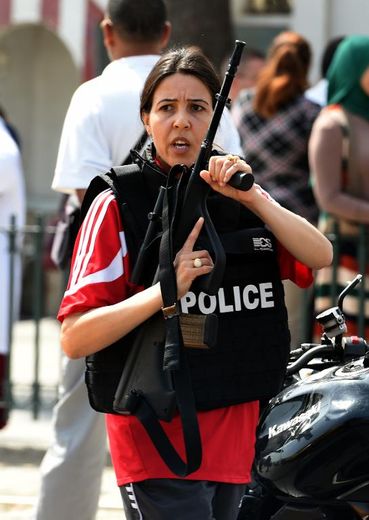 Une policière des forces spéciales tunisiennes, le 25 mai 2015 devant la caserne de Bouchoucha, à Tunis
