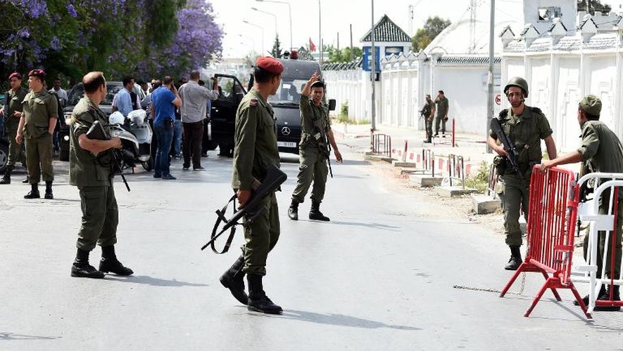 Des militaires tunisiens montent la garde le 25 mai 2015 devant la caserne de Bouchoucha à Tunis, où un soldat a tué sept camarades avant d'être abattu