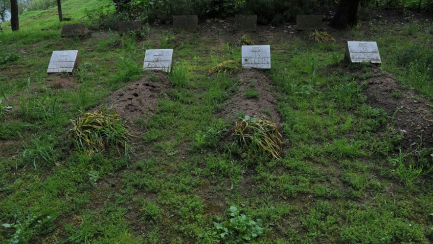 Photo prise le 26 avril 2010 des tombes de quatre des moines français de Tibéhirine assassinés en Algérie