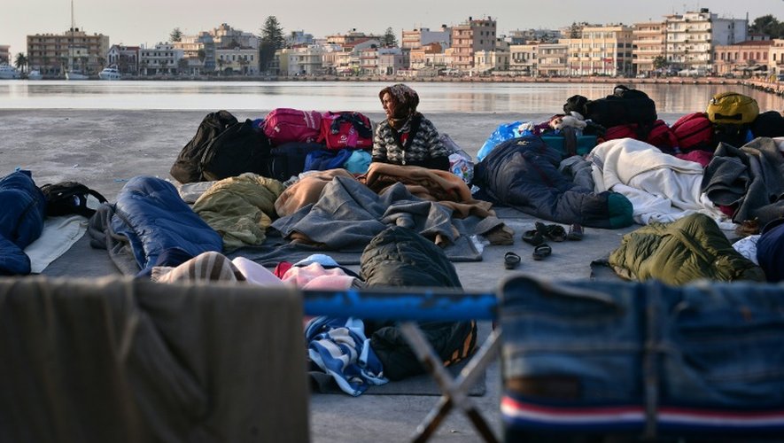 Une femme le 5 avril 2016 dans le port de Chios où campent des migrants qui se sont échappés du centre de Vial