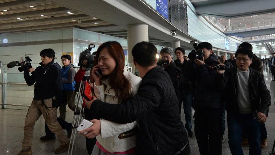 Des proches des passagers de l'avion Malaysia Airlines disparu, à l'aéroport de Pékin le 8 mars 2014