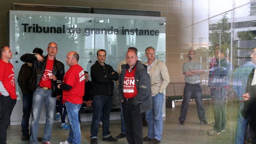 Des salariés de l'usine Goodyear d'Amiens attendent devant le tribunal de grande instance de Nanterre, le 3 juin 2013