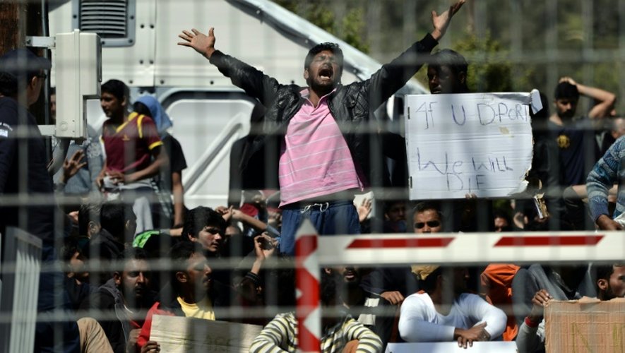 Des migrants pakistanais et afghans protestent contre leur retour prévu en Turquie, dans le centre de Moria à Mytilène le 5 avril 2016