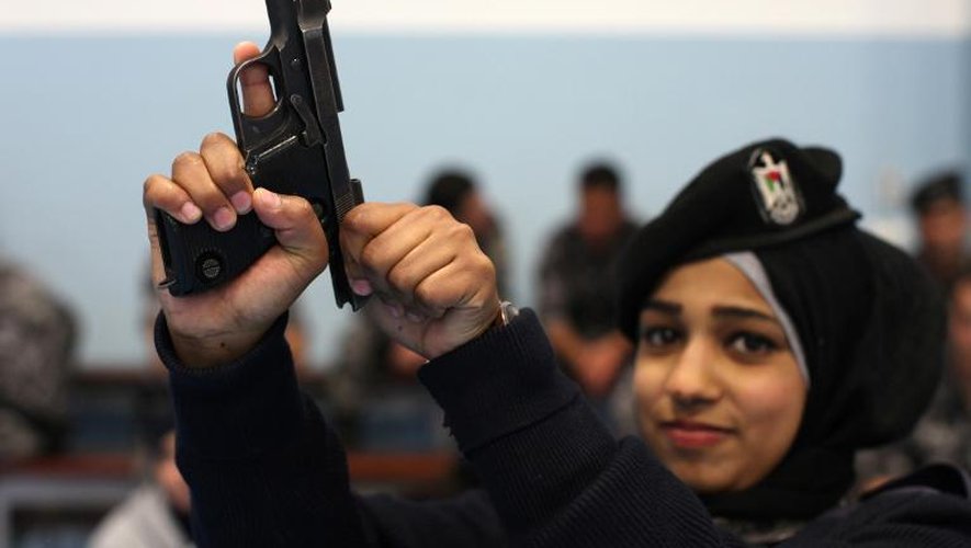 Une Palestinienne s'entraîne pour intégrer une unité anti-émeutes composée de femmes, alors que la police palestinienne ne compte que 3% de femmes, le 20 février 2014 à Jéricho