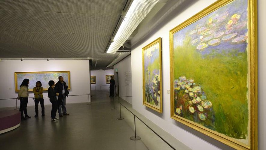 Des oeuvres de Claude Monet exposées dans un centre commercial de Shanghai, le 8 mars 2014