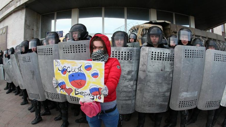 Une jeune pro-russe devant les forces de police anti-émeute lors d'une manifestation pro-russe à Donetsk, Ukraine, le 8 mars 2014