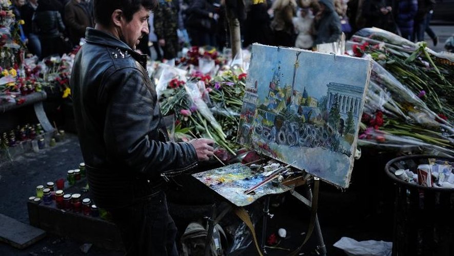 Un artiste peint un tableau de la place de l'Indépendance à Kiev le 8 mars 2014