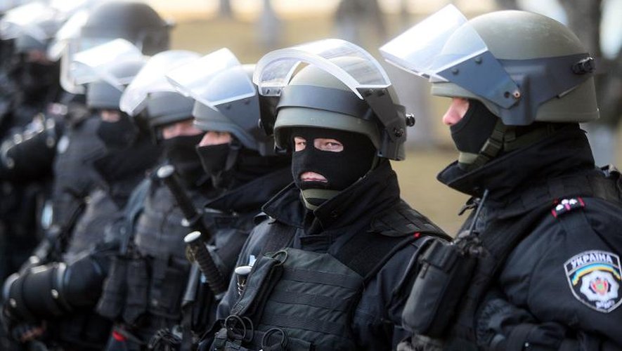Des forces de police anti-émeute devant le siège de l'administration régionale lors d'une manifestation pro-russe à Donetsk, Ukraine, le 8 mars 2014