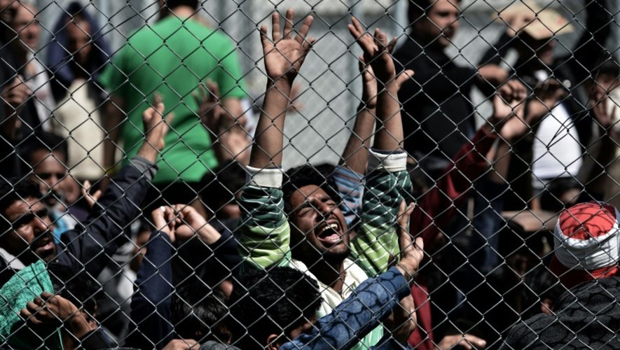 Des migrants pakistanais et afghan protestent dans le centre de détention de Mytilène, sur l'île grecque de Lesbos, le 5 avril 2016