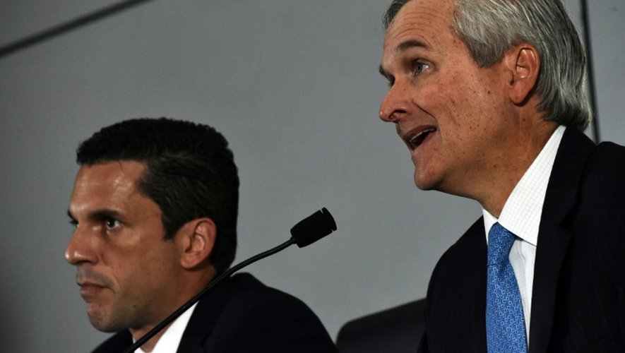 Le ministre de la présidence du Panama Alvaro Aleman (d) et le vice-ministre des Affaires étrangères Luis Miguel Hincapie (g) lors d'une conférence de presse sur les révélations du Panama Papers le 5 avril 2016