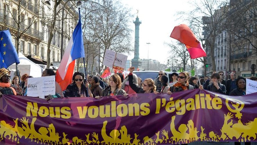 Des milliers de personnes ont défilé samedi 8 mars 2014 à Paris pour défendre la cause des femmes dans le monde et dénoncer les violences qu'elles subissent
