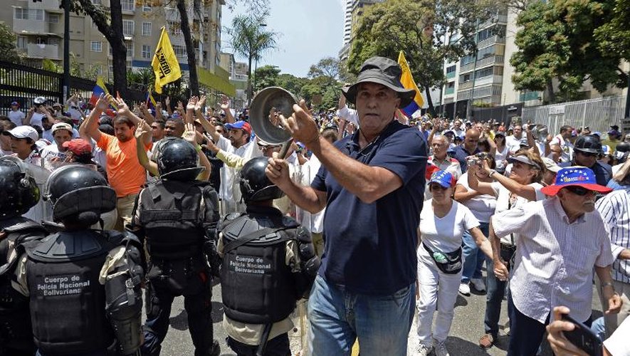 Des opposants au gouvernement du président Nicolas Maduro manifestent à Caracas le 8 mars 2014