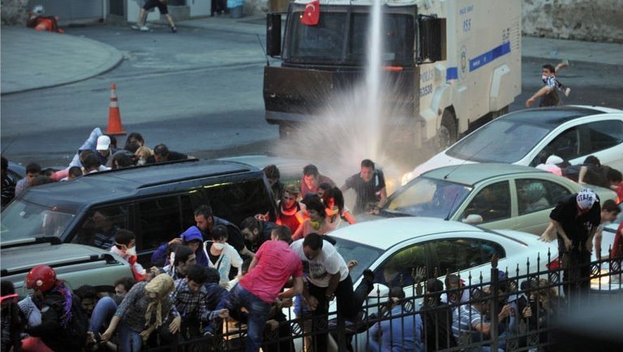 La police utilise un canon à eau pour disperser les manifestants, à Istanbul le 2 juin 2013