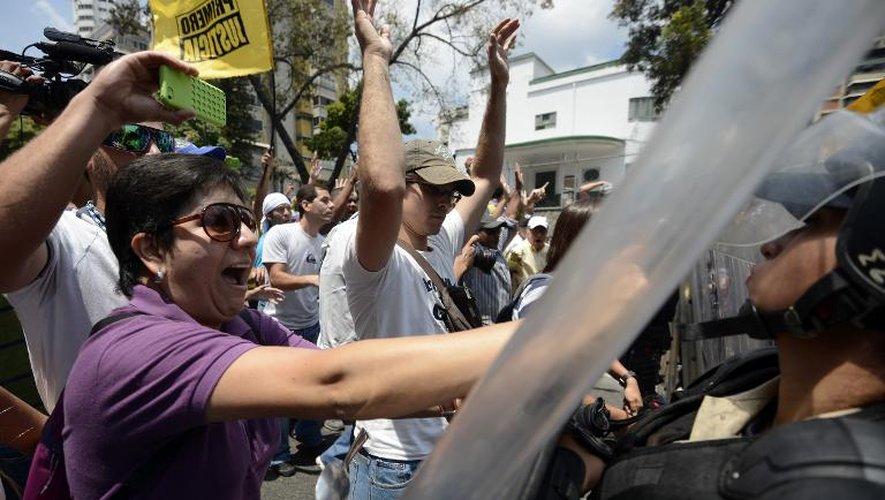 Des opposants au gouvernement du président Nicolas Maduro manifestent à Caracas le 8 mars 2014