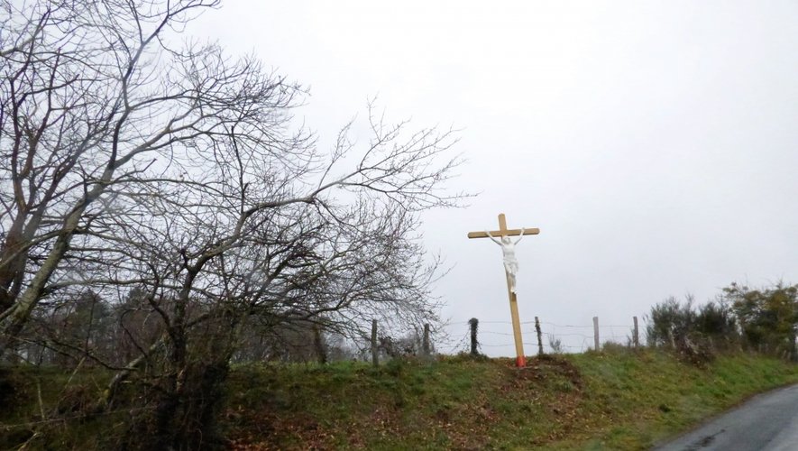 Campuac : la croix de Fonvieille a retrouvé sa place