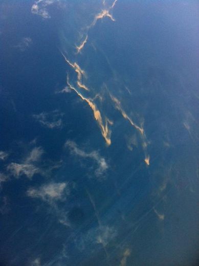 Vue aérienne des traces de carburant repérées un avion vietnamien à la recherche du Boeing 777 de Malaysia Ailines disparu, le 8 mars 2014 entre la côte est de la Malaisie et le sud du Vietnam
