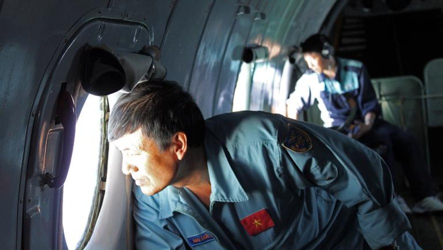 Des militaires vietnamiens à la recherche de traces de l'avion de Malaysian Airlines disparu, le 8 mars 2014 entre l'est de la Malaisie et le sud du Vietnam