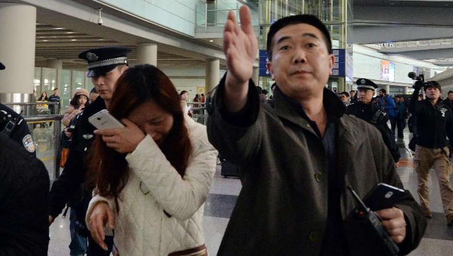 Des proches de passagers du Boeing de Malaysian Airlines disparu à l'aéroport international de Pékin le 8 mars 2014