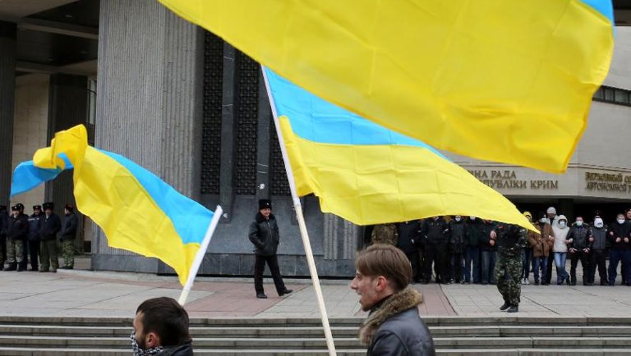 Des manifestants pro-Ukraine passent devant le Parlement régional de Crimée, à Simféropol le 8 mars 2014