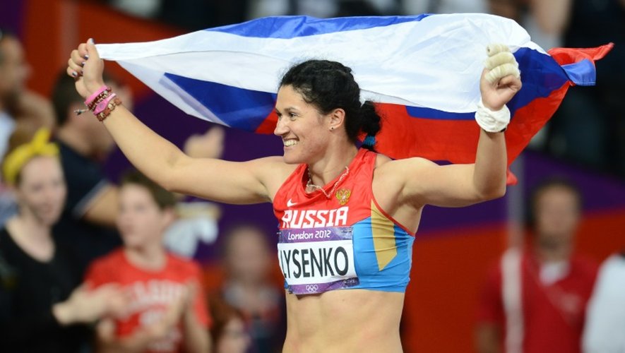 La Russe Tatyana Lysenko fête sa victoire au lancer du marteau lors des Jeux de Londres, le 10 août 2012