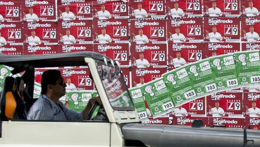Des affiches électorales à Cali, en Colombie le 9 mars 2014, alors que se tiennent des élections législatives
