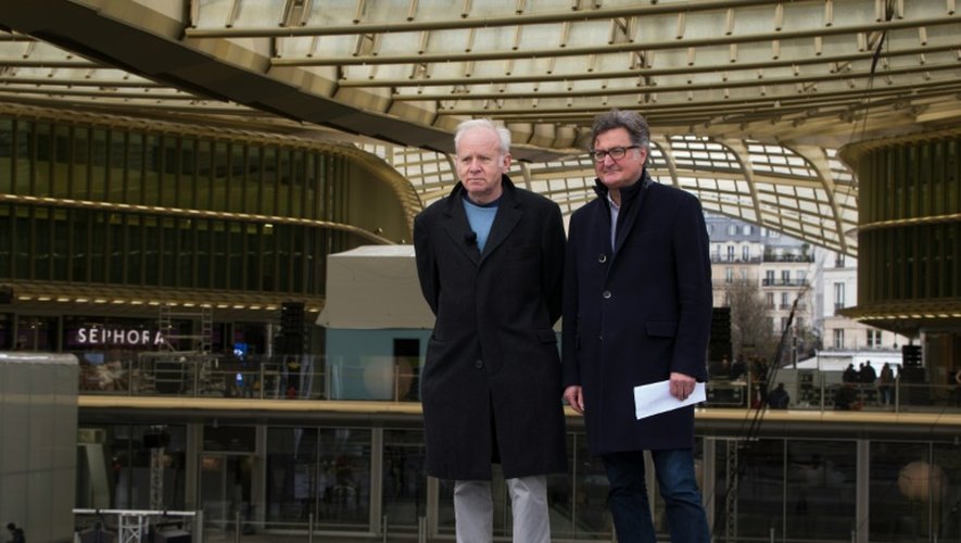 Les architectes Patrick Berger et Jacques Anziutti posent sous "La Canopée" à Paris, le 4 avril 2016