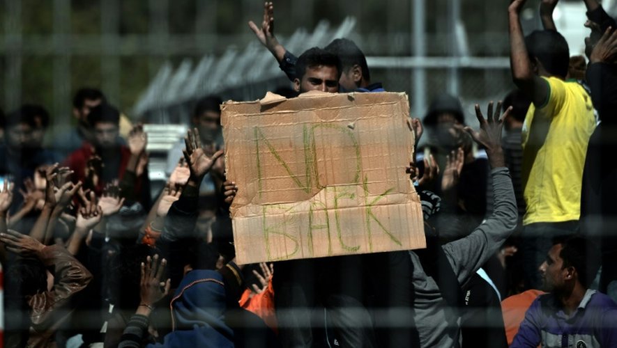 Des Pakistanais et des Afghans protestent contre leur renvoi vers la Turquie dans le camp de détention de Moria sur l'île de Mytilene le 5 avril 2016