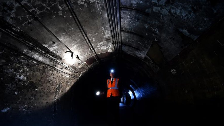 Tunnel de la station de métro inutilisée de Down Street, sous le quartier chic du Mayfair à Londres le 18 mai 2015