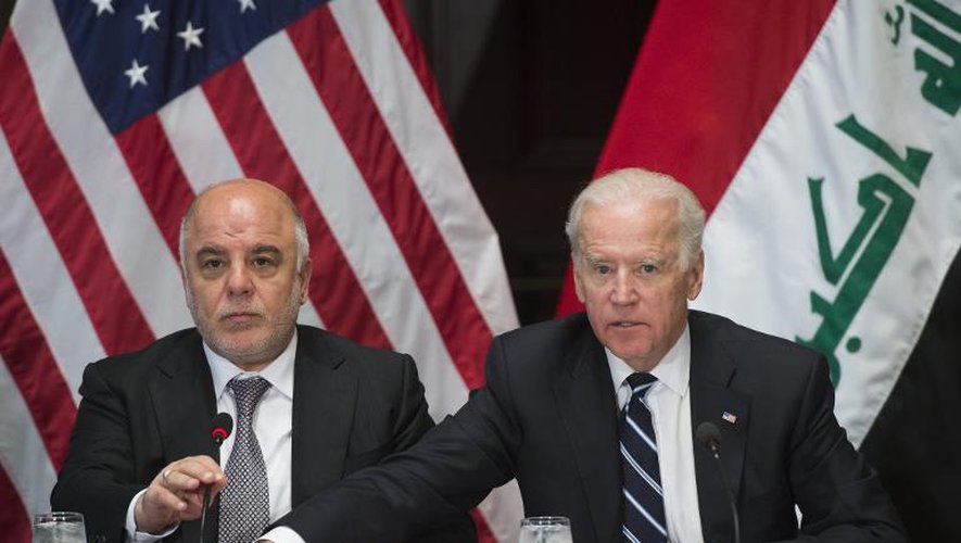 Le premier ministre irakien Haider al-Abadi (g) et le vice-président américain Joe Biden, au cours d'une réunion le 16 avril 2015 à Washington