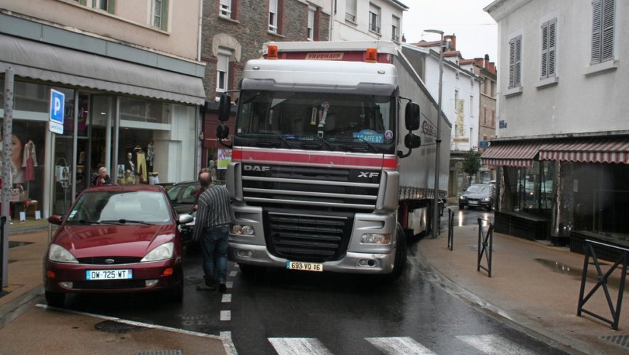 Decazeville : un camion (de plus) en travers de la rue Cayrade