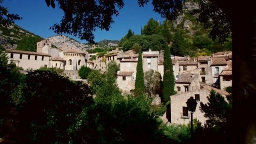 Saint-Guilhem-le-Désert, nichée au cœur d’une zone classée, est une des perles de l’Hérault.