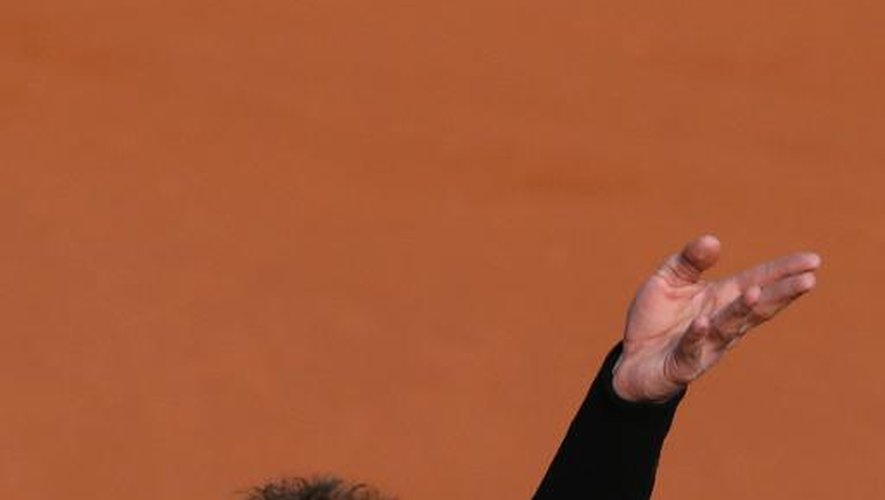 Andy Murray au service au 1er tour de Roland-Garros face à l'Argentin Facundo Arguello, le 25 mai 2015 à Paris