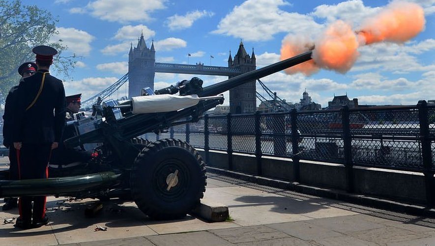 Des membres de The Honourable Artillery Company tire un coup de canon à Londres pour célébrer les 60 ans du couronnement de la reine Elizabeth II à Londres, le 3 juin 2013