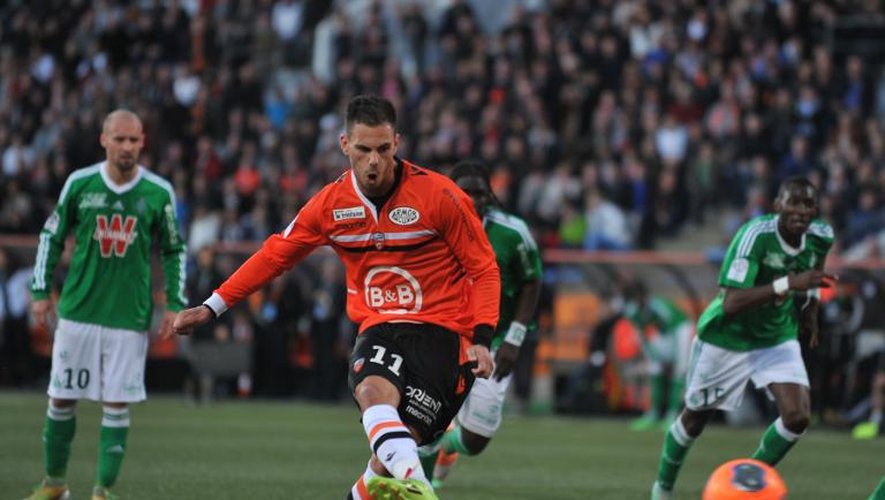Jérémie Aliadière marque le penalty de la victoire pour Lorient devant Saint-Etienne en Ligue 1 le 9 mars 2014 au stade du Moustoir