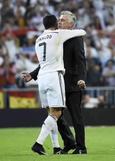 Cristiano Ronaldo prend dans ses bras Carlo Ancelotti, alors entraîneur du Real Madrid, le 25 octobre 2014 au stade Santiago Bernabeu