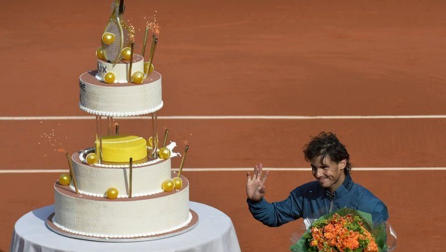 Rafael Nadal s'est vu offrir un gâteau d'anniversaire après avoir battu Kei Nishikori à Roland-Garros, le 3 juin 2013