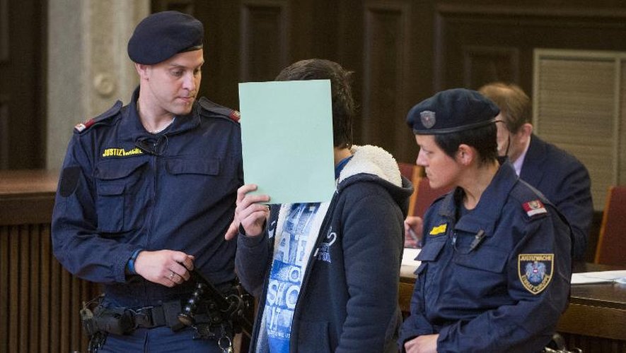 Un Autrichien de 15 ans jugé le 26 mai 2015 à St Poelten pour ses liens avec des islamistes qui préparaient un attentat à la bombe à Vienne en 2014