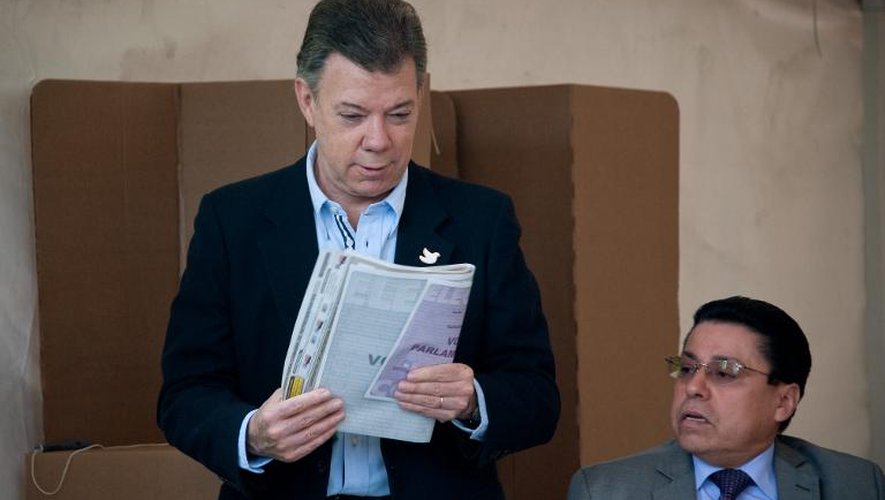 Le président Juan Manuel Santos s'apprête à voter le 9 mars 2014 à Bogota