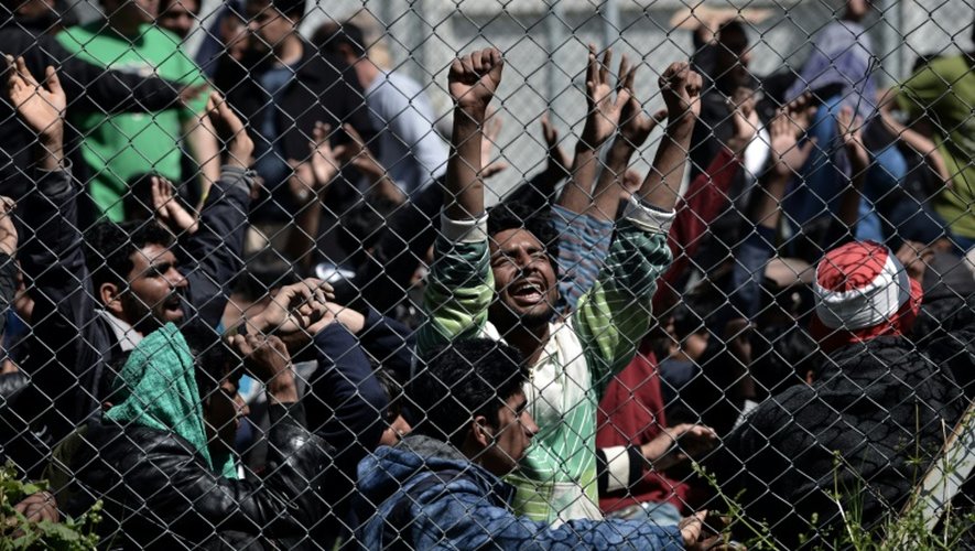 Des migrants pakistanais et afghans manifestent le 5 avril 2016 dans le centre de Moria sur l'île grecque de Lesbos