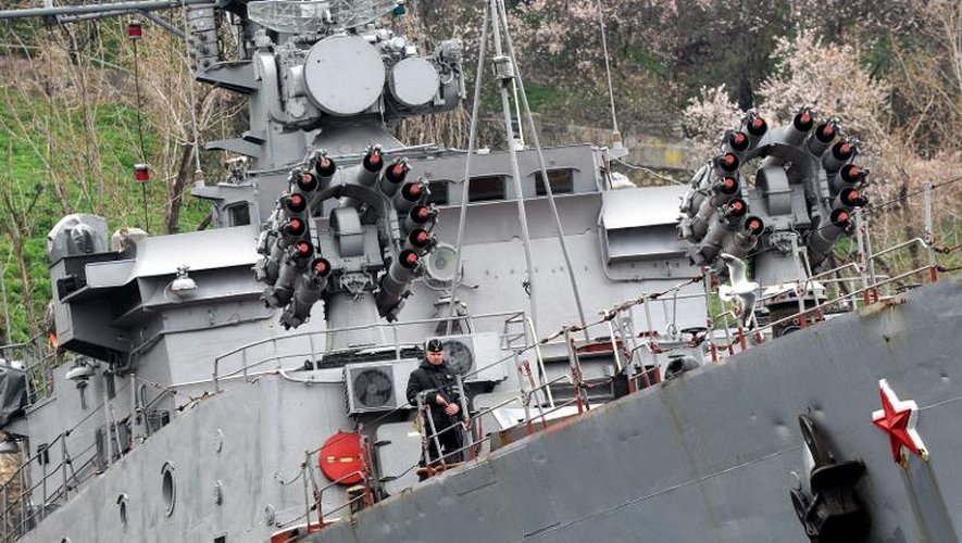 Navire russe le 9 mai 2014 dans la baie de Sebastopol en Crimée