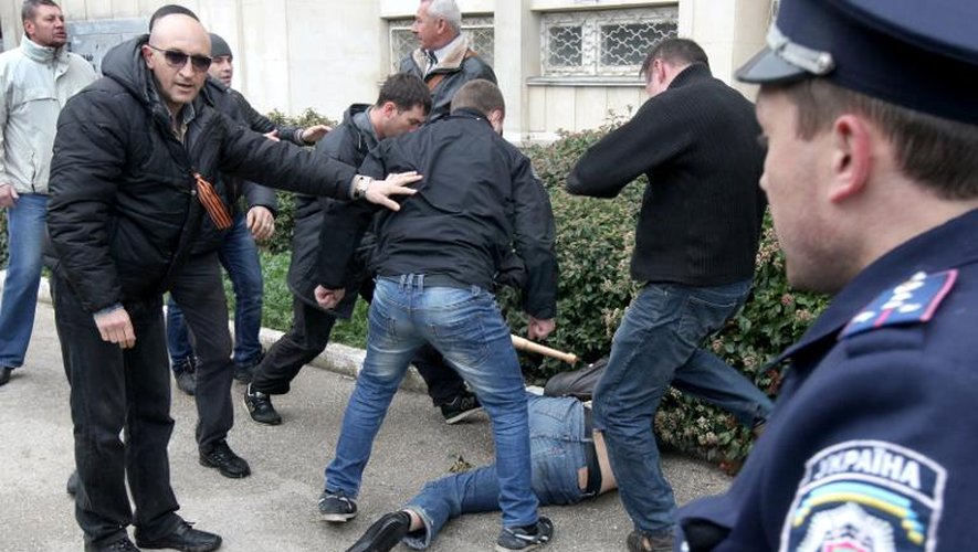 Un membre du service d'ordre qui protégeait le rassemblement  pro-ukrainien, battu par des hommes armés de matraques le 9 mars 2014 à Sébastopol