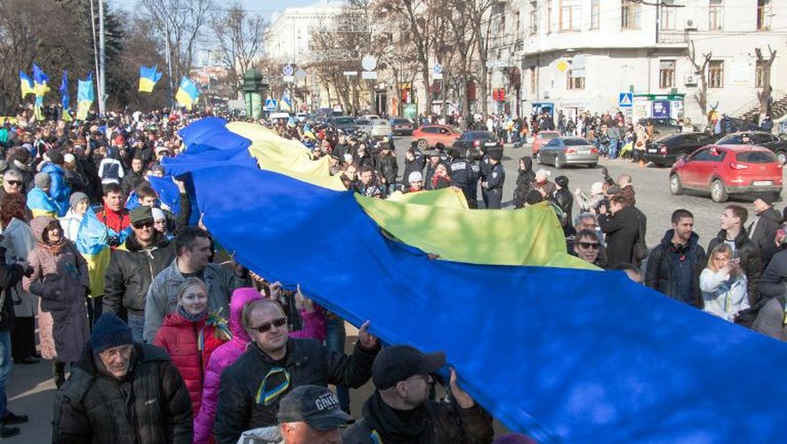 Manifestants pro-ukrainiens le 9 mars 2014 à Kharkiv dans le nord-est de l'Ukraine