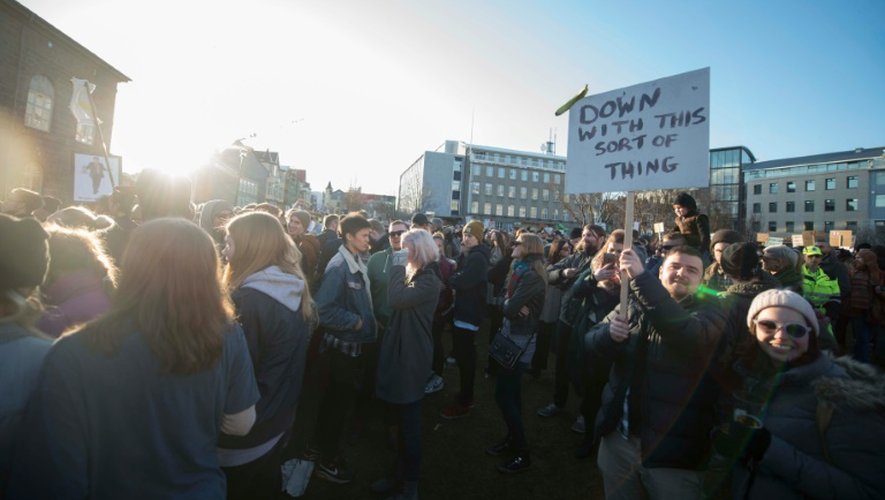 -Des manifestants contre l'ex-Premier ministre islandais Sigmundur David Gunnlaugsson à Reykjavik, le 4 avril 2016 la veille de sa démission