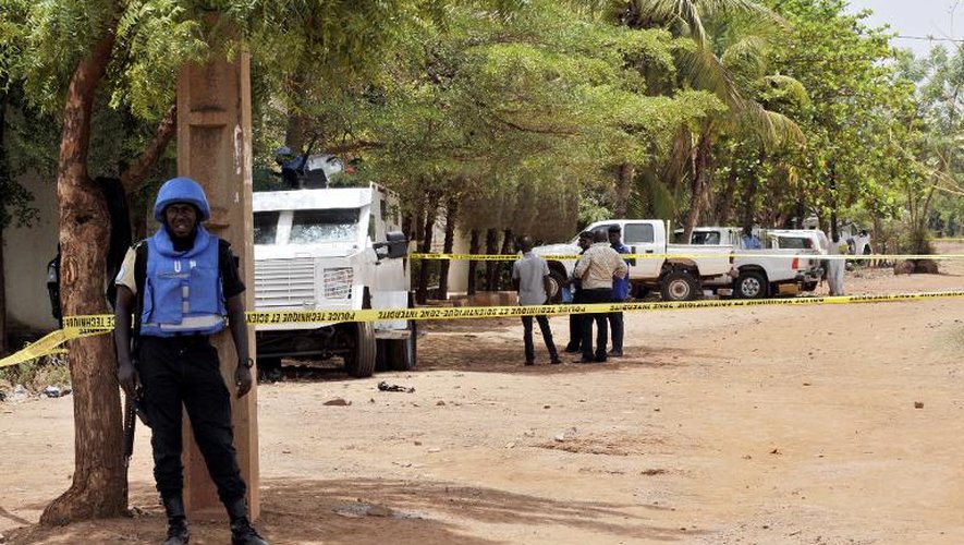 Un casque bleu à l'endroit où une attaque a été commise le 20 mai 2015 à Bamako par un homme armé contre un véhicule de l'Onu